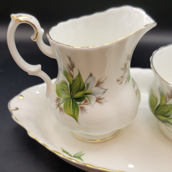 Vintage Royal Albert Cream and Sugar Set. Trillium Pattern. - Picture 2 of 8